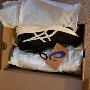 Asics Patriot 12 black/white Running Shoes, women's 7.5. Never worn. Smoke free.